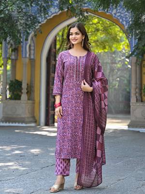 Women pink cotton blend floral printed straight kurta trousers with dupatta 1
