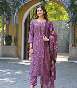 Women pink cotton blend floral printed straight kurta trousers with dupatta