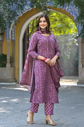 Women pink cotton blend floral printed straight kurta trousers with dupatta