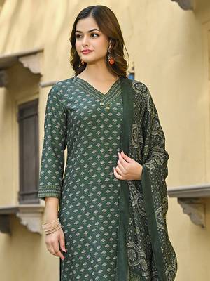 Women green cotton blend floral printed straight kurta trousers with dupatta 2