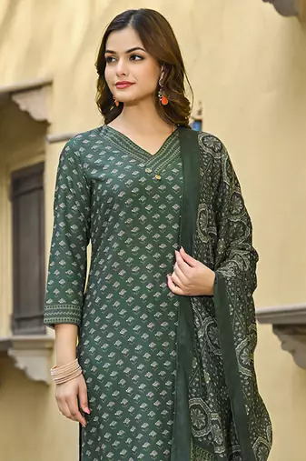 Women green cotton blend floral printed straight kurta trousers with dupatta