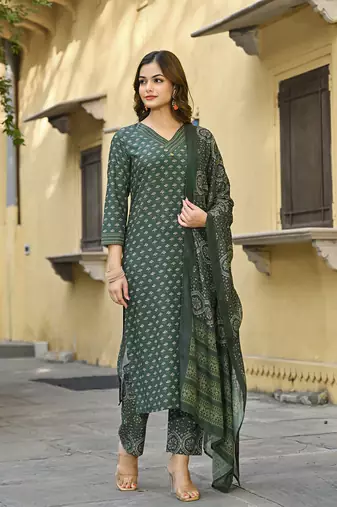 Women green cotton blend floral printed straight kurta trousers with dupatta