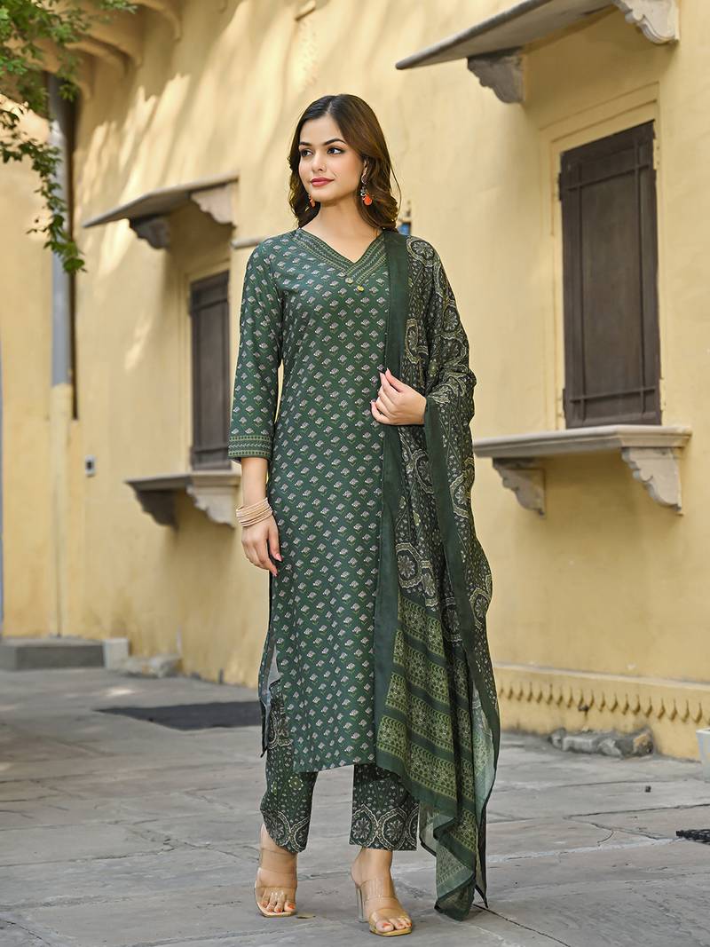 Women green cotton blend floral printed straight kurta trousers with dupatta