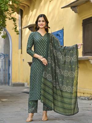 Women green cotton blend floral printed straight kurta trousers with dupatta 1