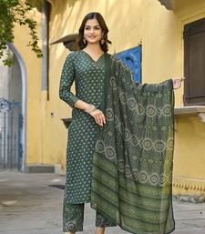 Women green cotton blend floral printed straight kurta trousers with dupatta