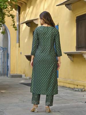 Women green cotton blend floral printed straight kurta trousers with dupatta 4