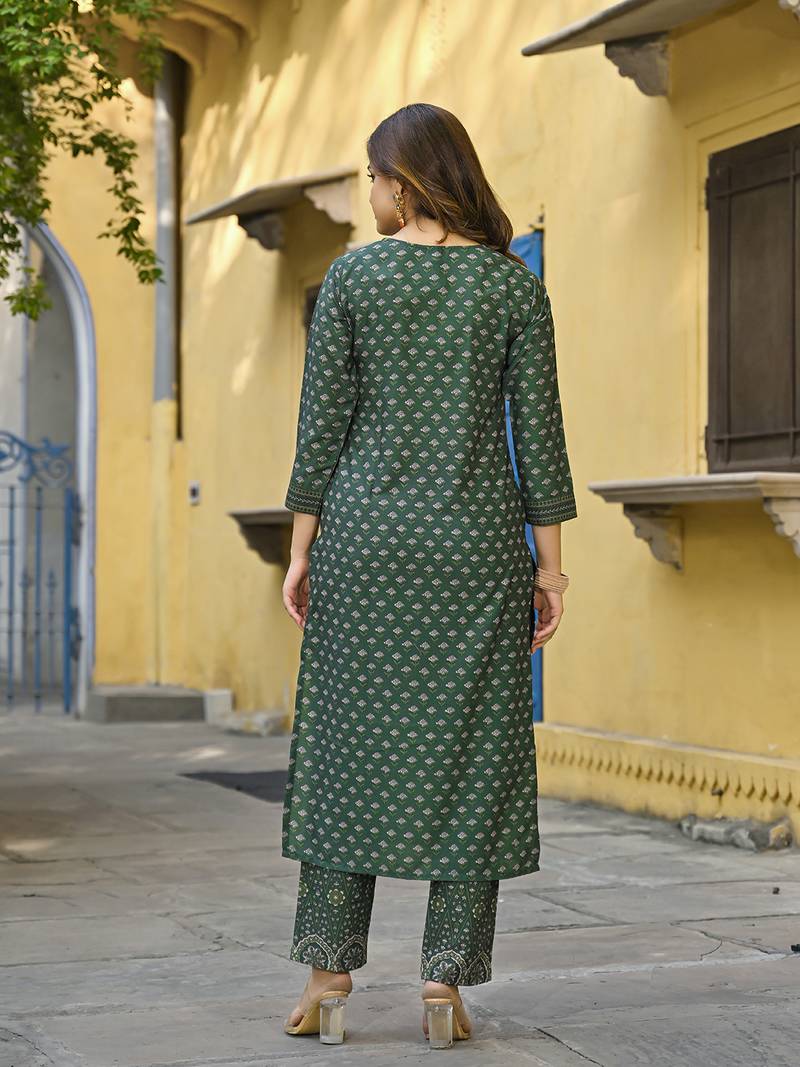Women green cotton blend floral printed straight kurta trousers with dupatta