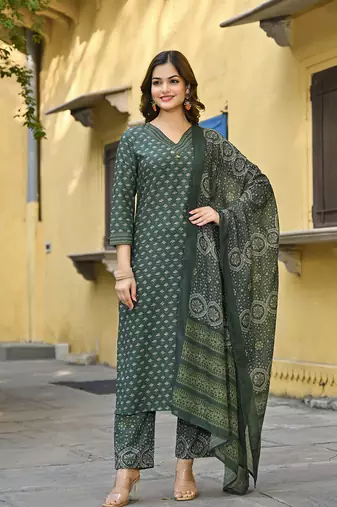 Women green cotton blend floral printed straight kurta trousers with dupatta