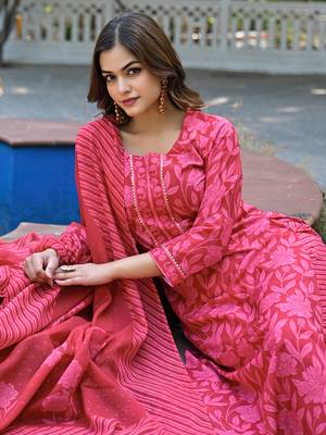 Women red cotton blend floral printed straight kurta trousers with dupatta 2