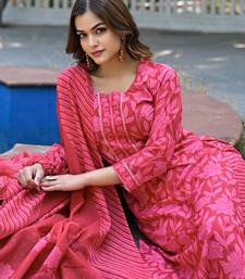 Women red cotton blend floral printed straight kurta trousers with dupatta