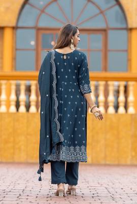 Women printed regular kurta with trousers & with trousers & with dupatta 2