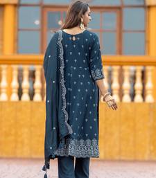 Women printed regular kurta with trousers & with trousers & with dupatta
