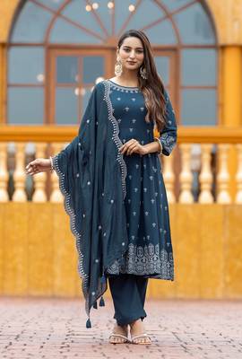 Women printed regular kurta with trousers & with trousers & with dupatta 1