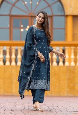 Women printed regular kurta with trousers & with trousers & with dupatta 3