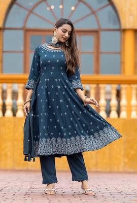 Women printed regular kurta with trousers & with trousers & with dupatta 4