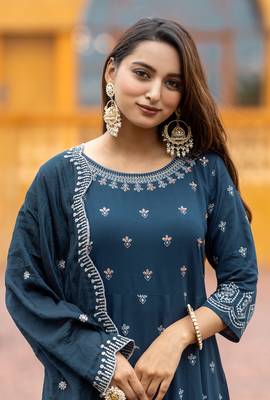 Women printed regular kurta with trousers & with trousers & with dupatta 5