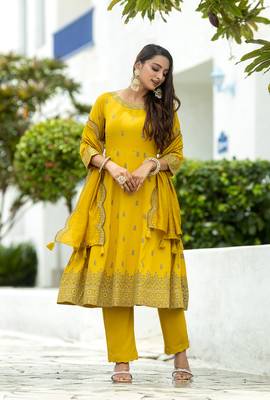 Women printed regular kurta with trousers & with trousers & with dupatta 2