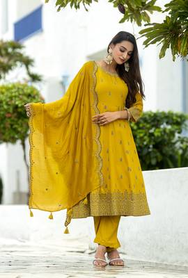Women printed regular kurta with trousers & with trousers & with dupatta 3