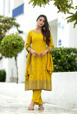 Women printed regular kurta with trousers & with trousers & with dupatta 4