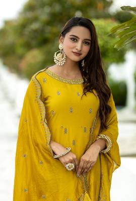 Women printed regular kurta with trousers & with trousers & with dupatta 5