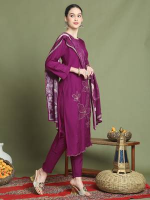 magenta muslin embroidered suit set 4