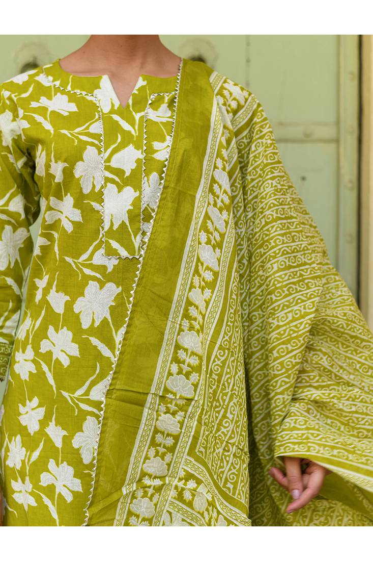 Green floral printed regular pure cotton kurta with trousers & with dupatta