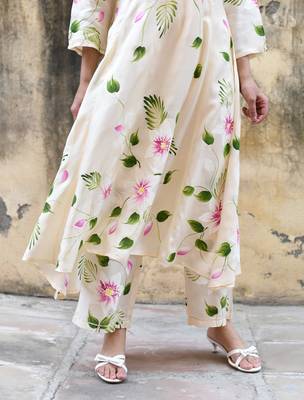Cream floral printed regular pure cotton kurta with trousers 5