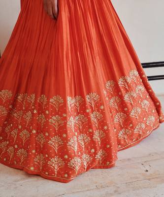 BROAD STEP EMBROIDERED BLOUSE WITH BUTTI EMBROIDERED LEHENGA AND DUPATTA 4