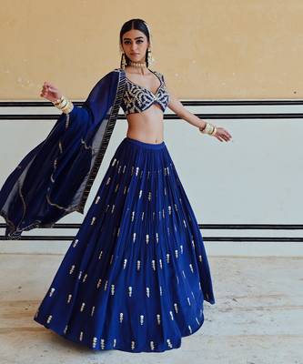 DEEP NECKLINE EMBROIDERED SLEEVELESS BLOUSE WITH FLORAL BUTTI EMBROIDERED LEHENGA AND DUPATTA 4
