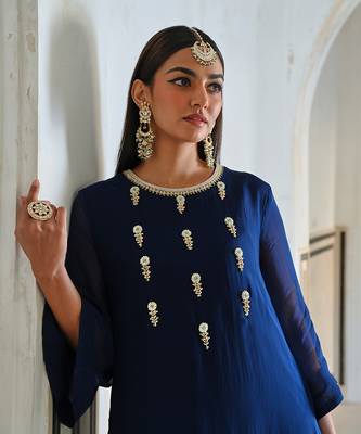 Bell sleeve yoke floral butti embroidered kurta with pant 2