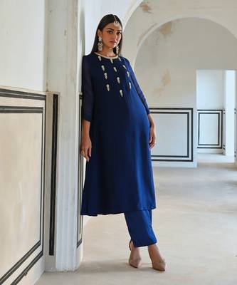 Bell sleeve yoke floral butti embroidered kurta with pant 4