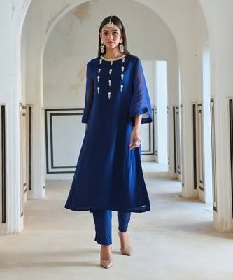 Bell sleeve yoke floral butti embroidered kurta with pant 5