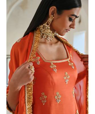 Square neckline floral butti embroidered short kurta with palazzo and dupatta 2