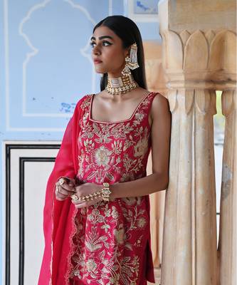 Square nekline big flower jaal embroidered short kurta with palazzo and dupatta 2
