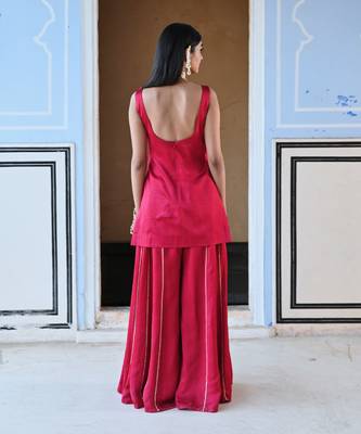 Square nekline big flower jaal embroidered short kurta with palazzo and dupatta 3