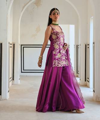 Square nekline big flower jaal embroidered short kurta with palazzo and dupatta 5