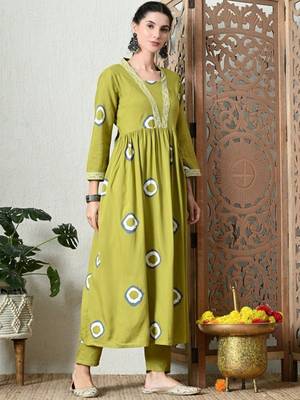 Green women rayon printed aline kurta with palazzo set 4