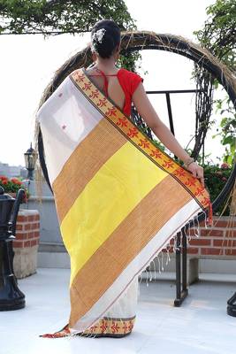 Women's white handspan cotton anchal matka jamdani buti saree 3