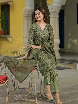 Women green cotton blend floral printed straight kurta trousers with dupatta 6