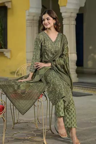 Women green cotton blend floral printed straight kurta trousers with dupatta