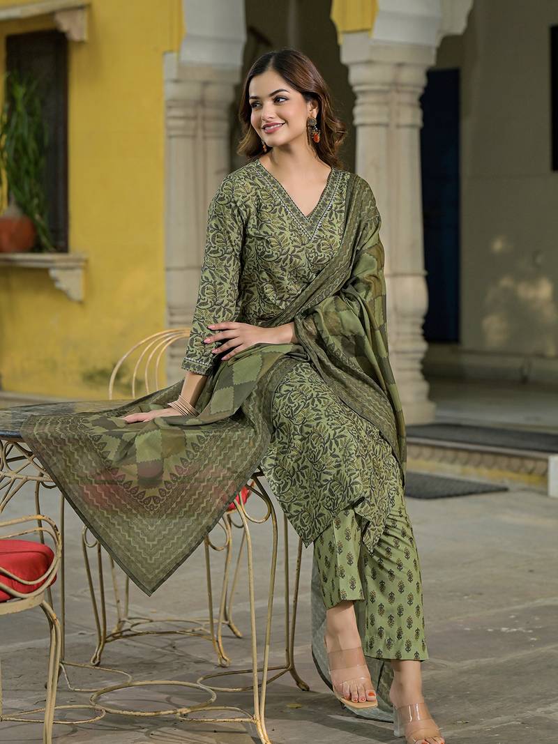 Women green cotton blend floral printed straight kurta trousers with dupatta