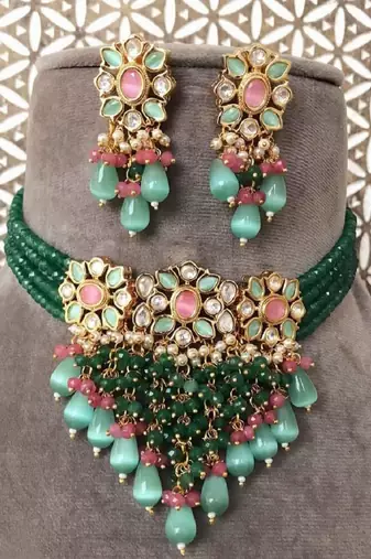 Women green & gold toned necklace set