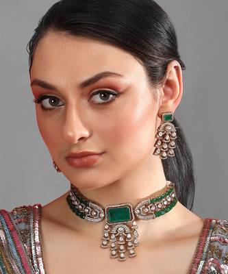 Gold-plated kundan-studded & beaded jewellery set 1