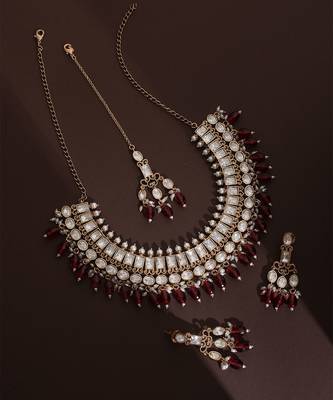 Red polki necklace set with maang tikka 2