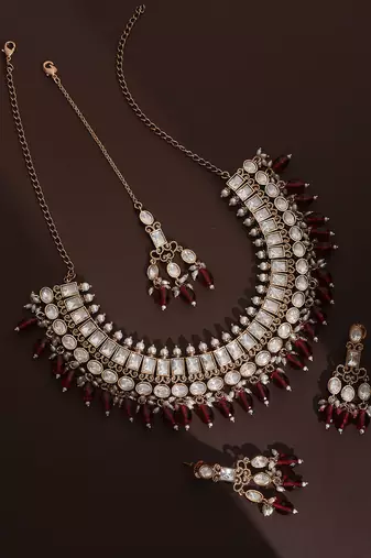 Red polki necklace set with maang tikka