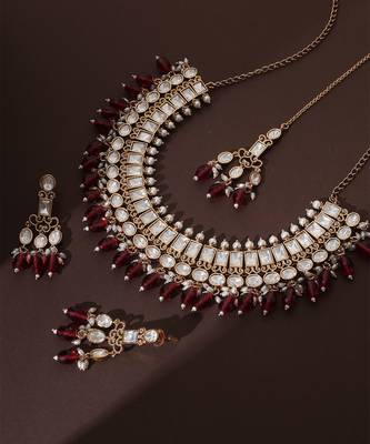 Red polki necklace set with maang tikka 4