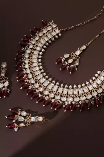 Red polki necklace set with maang tikka