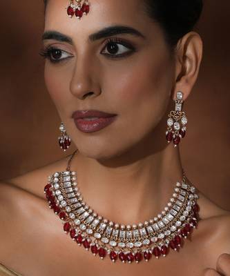 Red polki necklace set with maang tikka 5