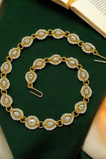 Gold-plated teardrop shape kundan studded matha patti