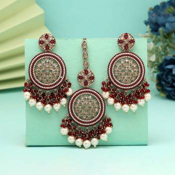 Maroon color pakistani kundan earrings with maang tikka 2